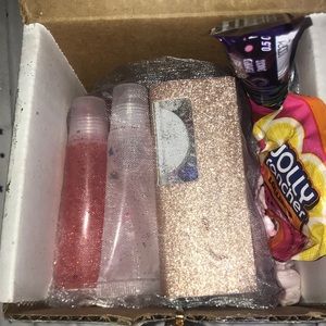 A lipgloss and eyelashe set!